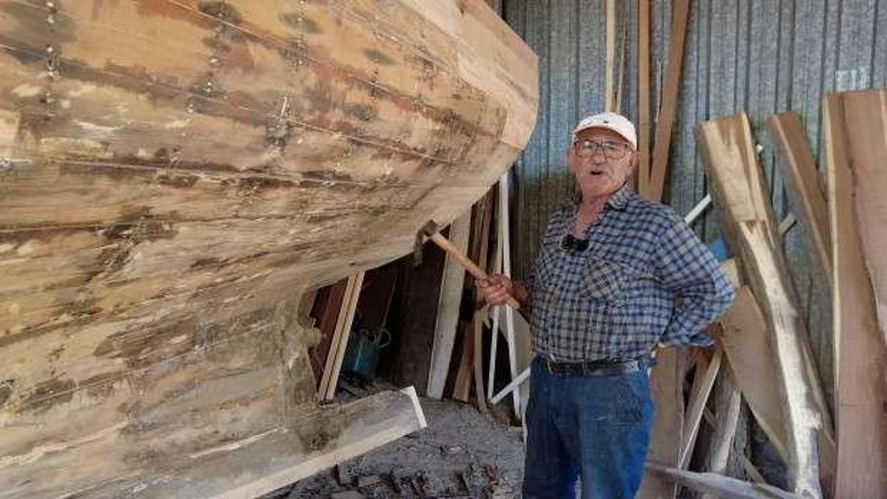 İzmir'de yaşayan Muzaffer Gök 61 yıldır tekne tamir ediyor