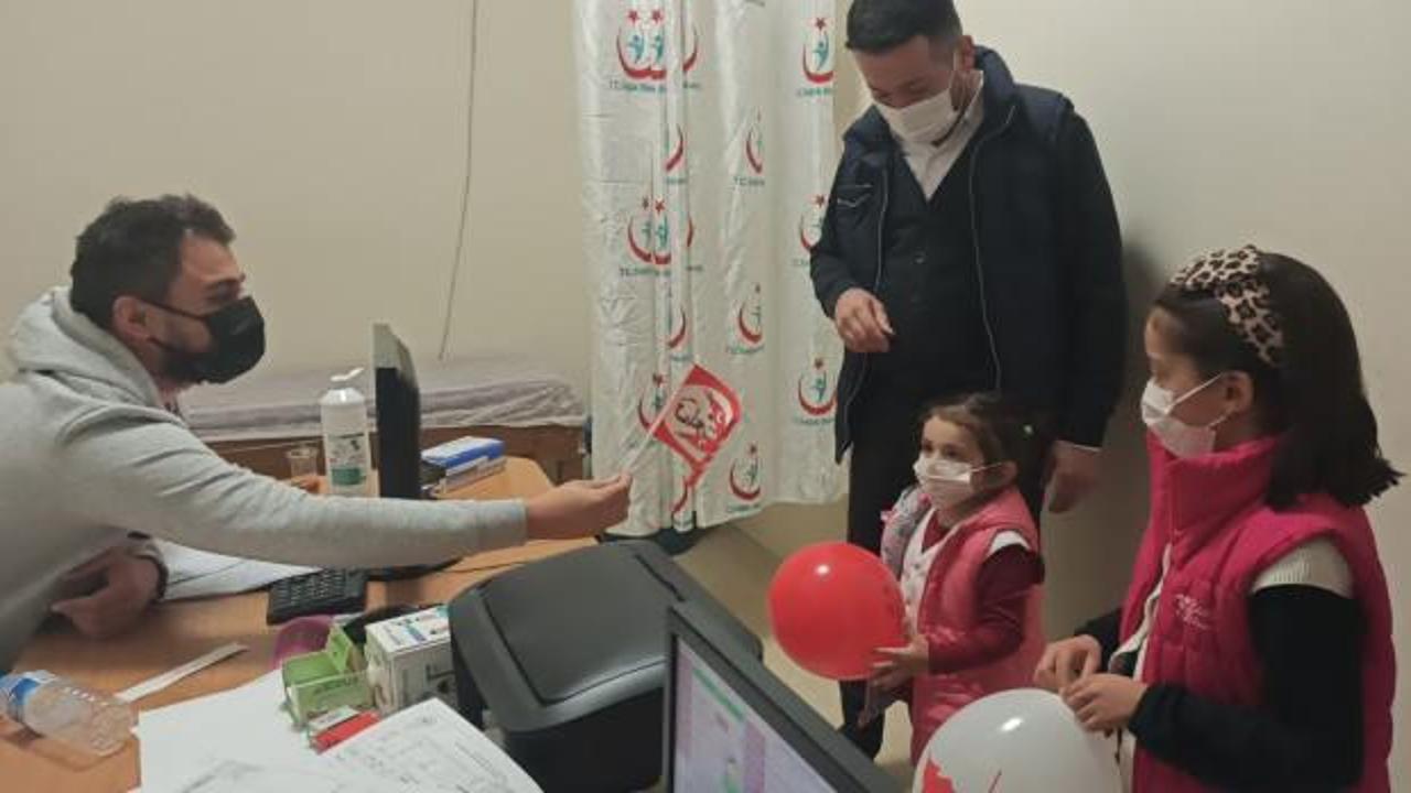Adıyaman'da doktor tedaviye gelen çocuklara Türk bayrağı ve balon hediye etti