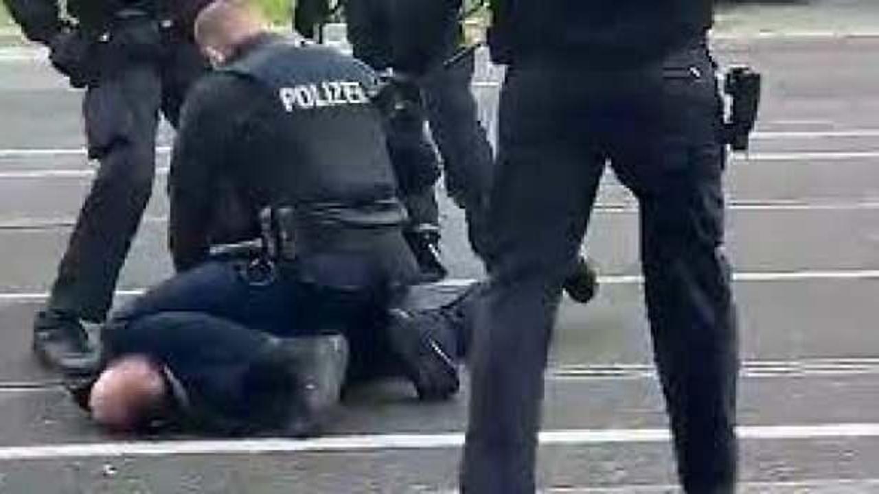 Almanya'nın Pforzheim kentinde kameralara yansıyan polis şiddeti tepki çekti