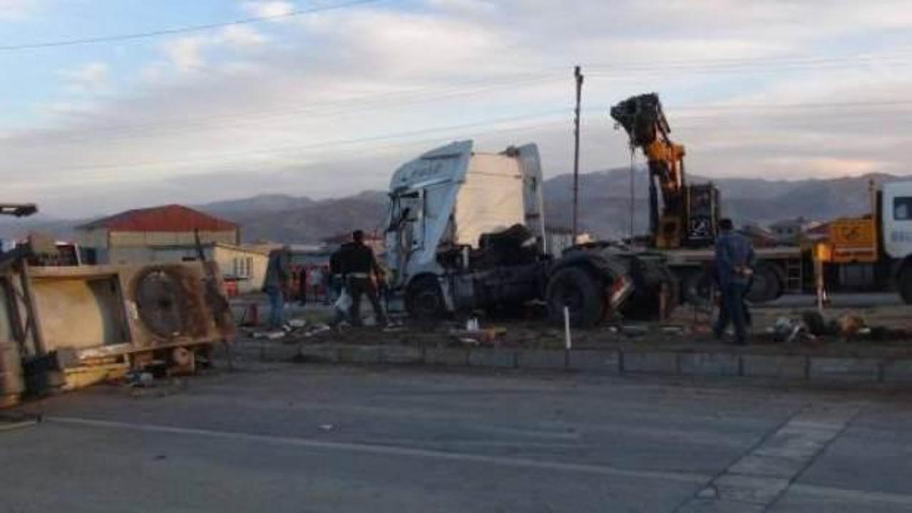 Bitlis'te tır ile kamyonet çarpıştı: 1 ölü, 5 yaralı