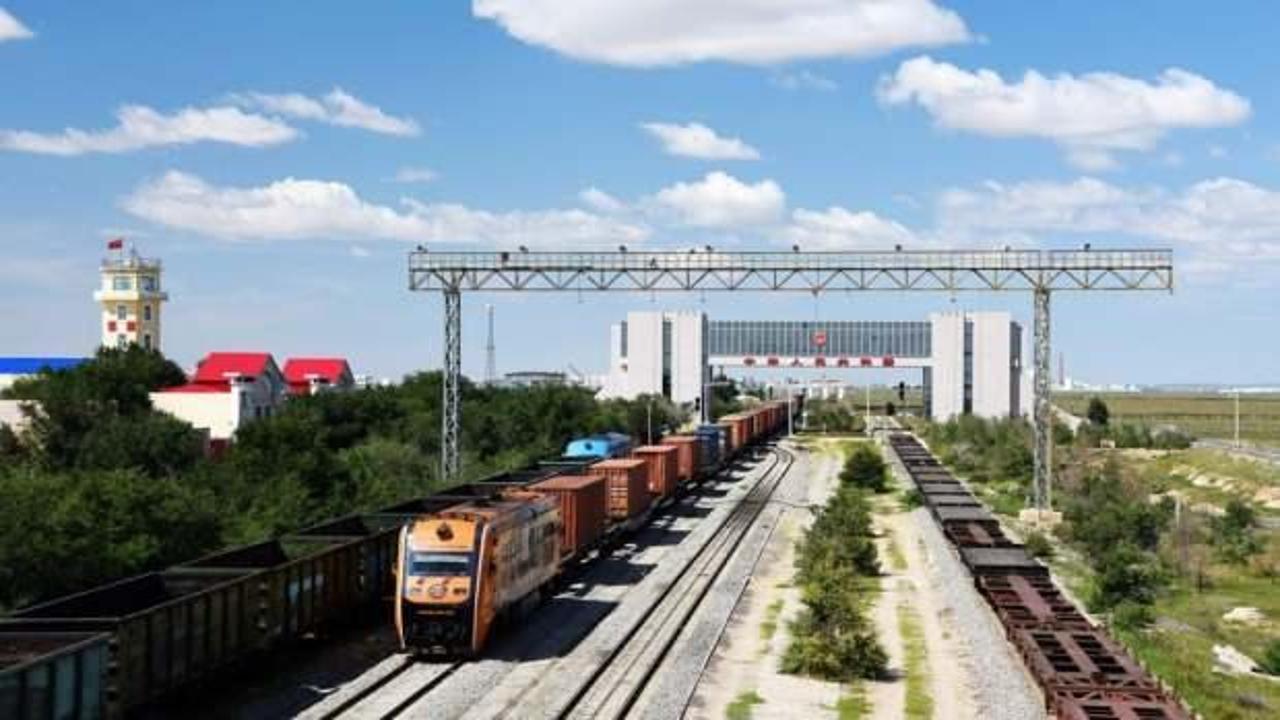 Erenhot sınır istasyonundan 8 bininci Çin-Avrupa yük treni geçti