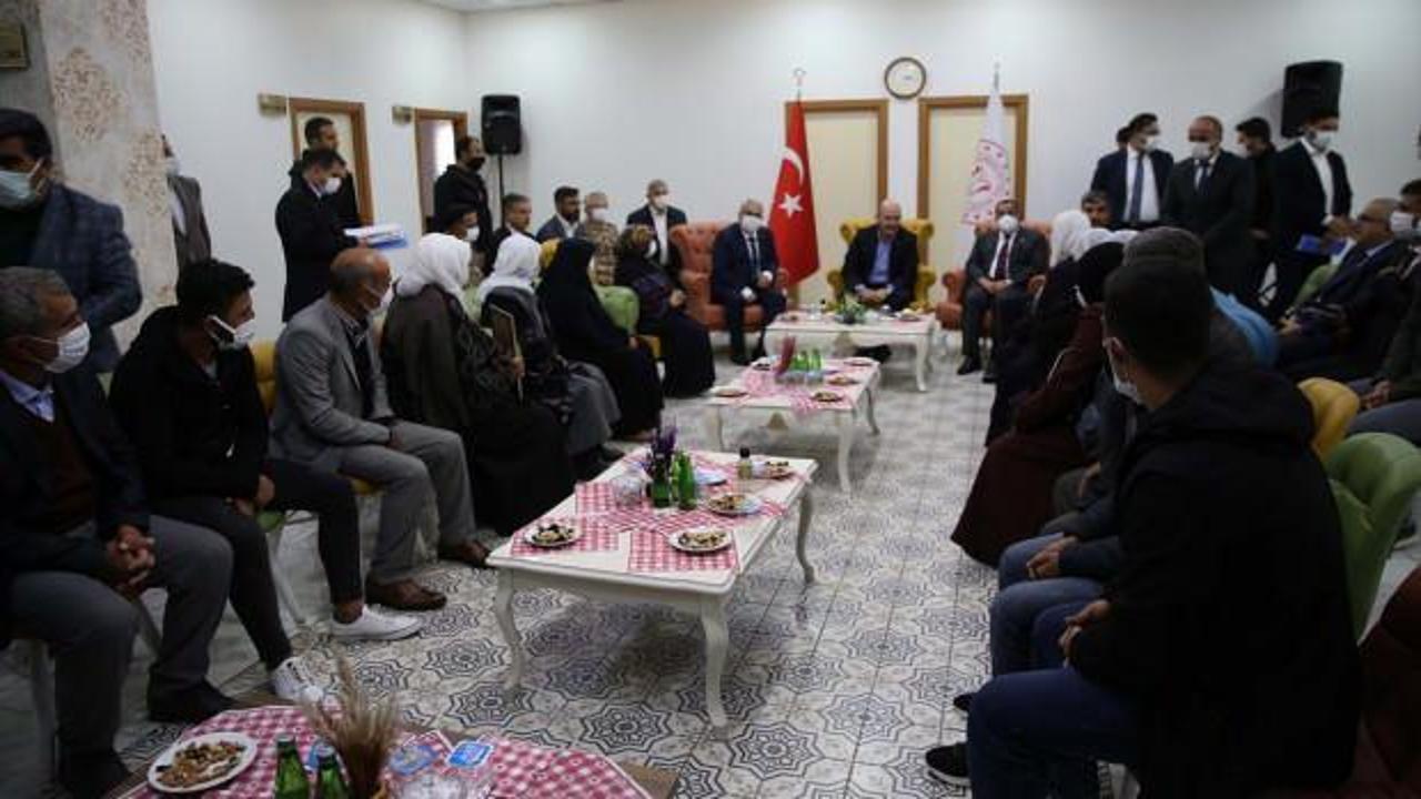 Bakan Soylu, Muş'ta HDP önünde eylem yapan ailelerle görüştü
