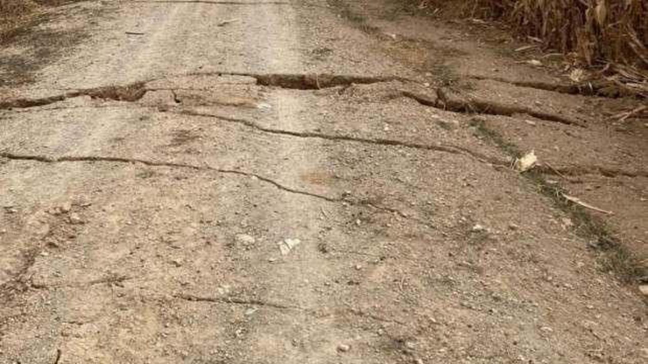 Karaman'da tarla yolunda oluşan yarıklar korkuttu