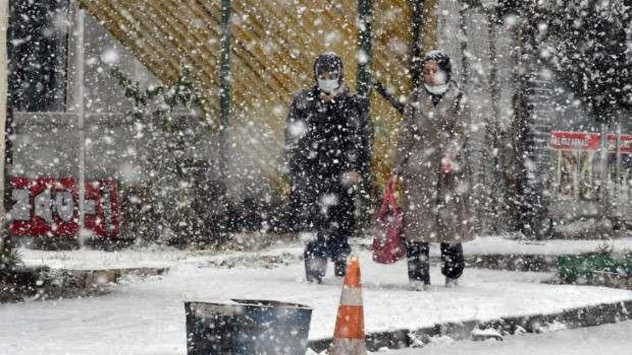 Meteoroloji'den kar uyarısı gelmişti! 3 il beyaza b&uuml;r&uuml;nd&uuml;