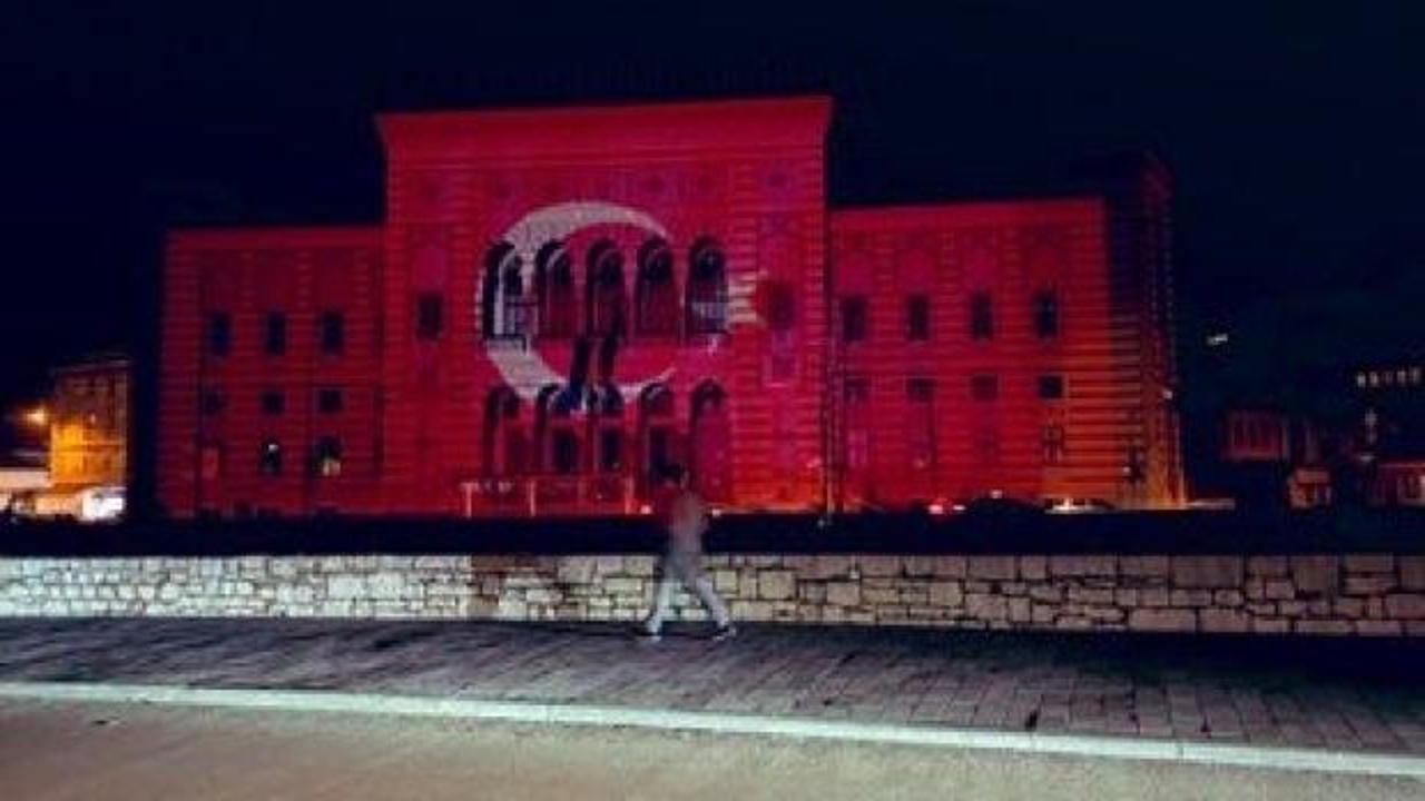 Mostar Köprüsüne ve Vijecnica'ya Türk bayrağı yansıtıldı