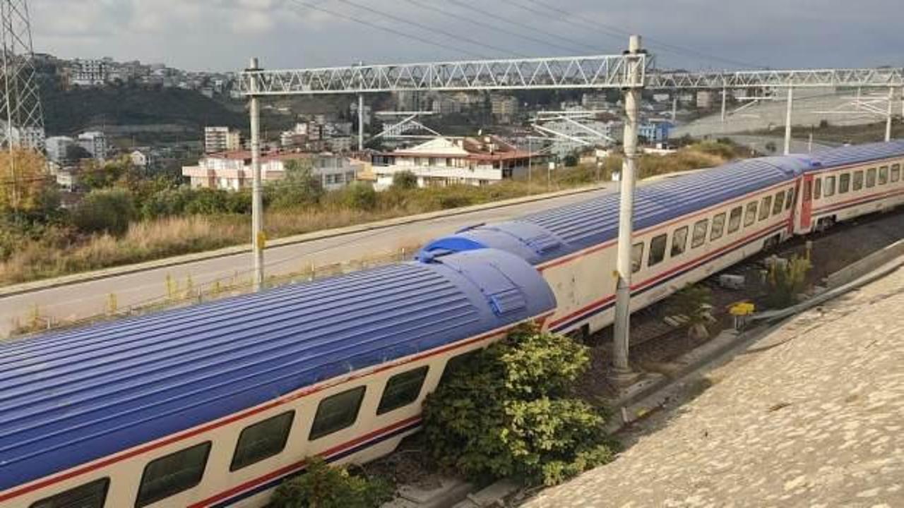 Son dakika: Kocaeli'de yolcu treni raydan &ccedil;ıktı!