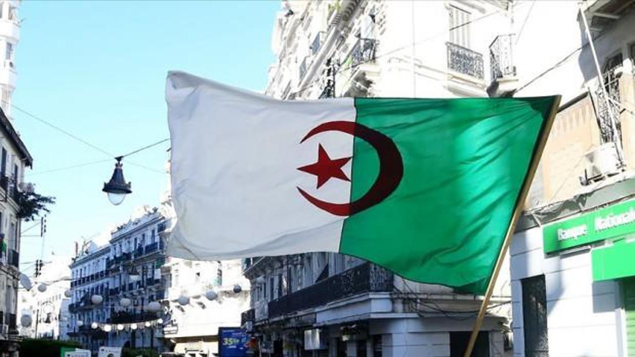 Cezayir, "Paris"te Libya'nın "kilit rol üstlenmesi gerektiğini" belirtti