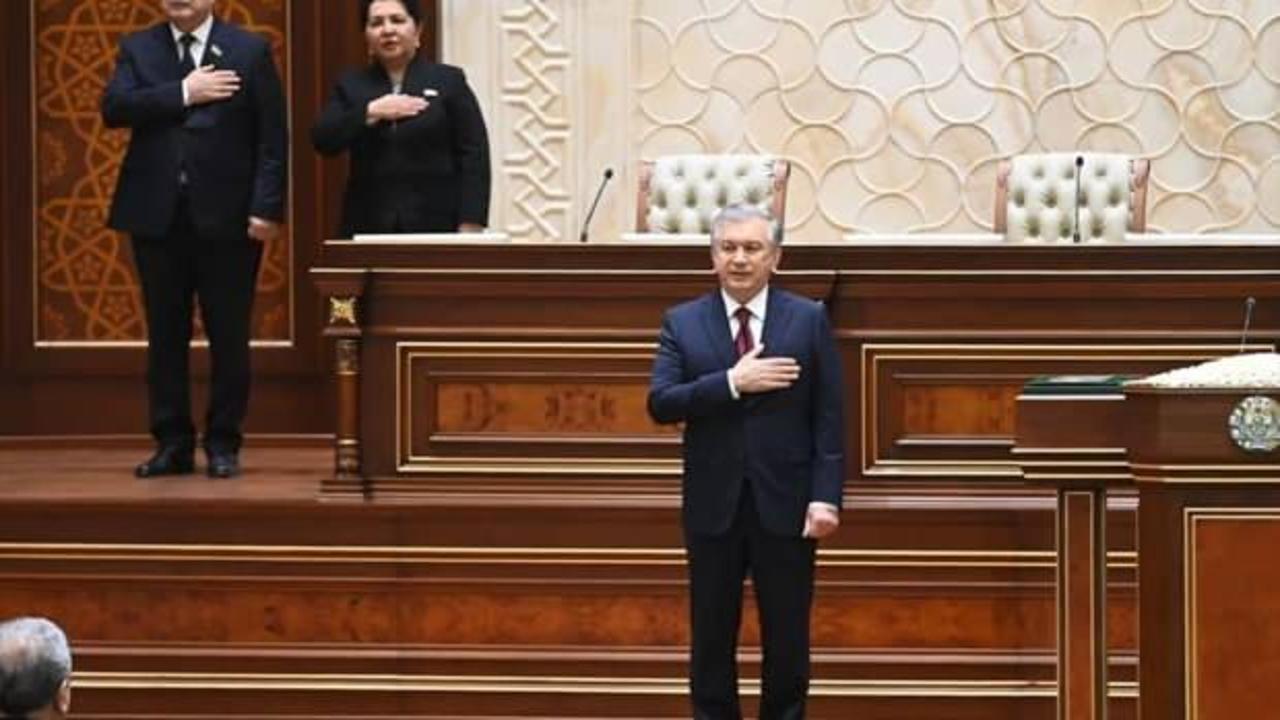 Özbekistan'da cumhurbaşkanı Mirziyoyev görevine başladı