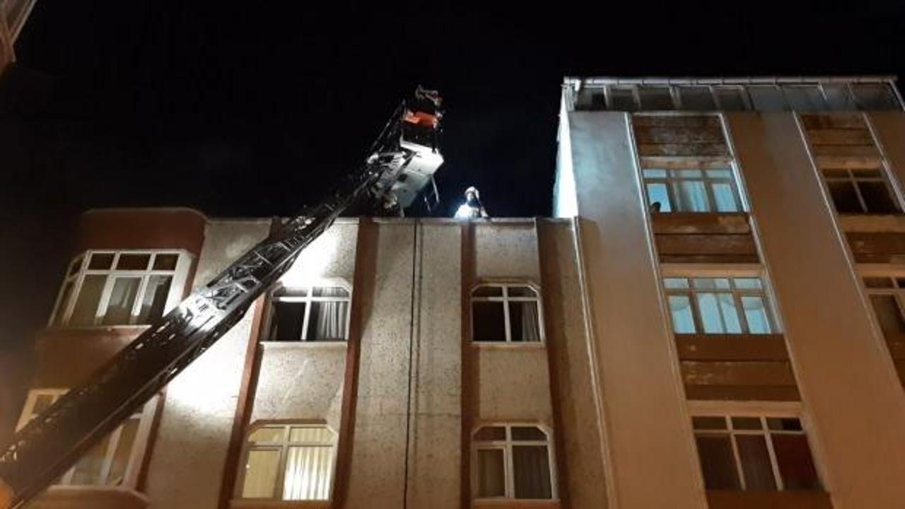 Zeytinburnu'nda evde çıkan yangında çatı katından atlayan 3 kişi ağır yaralandı