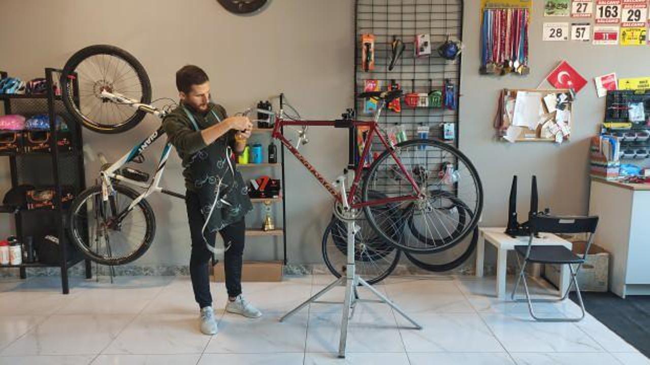 29 yaşındaki genç mühendisliği bıraktı, bisiklet tamircisi oldu
