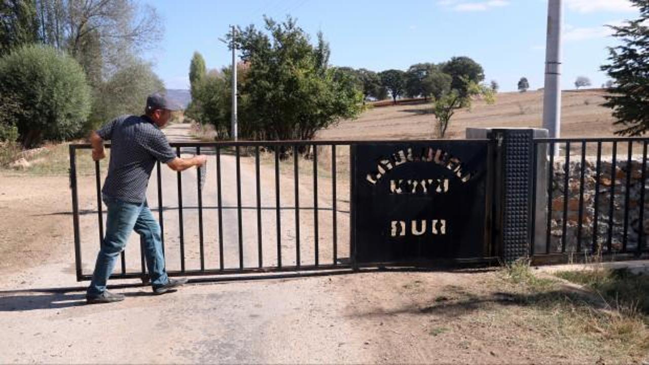 Afyonkarahisar&rsquo;ın kapılı k&ouml;y&uuml; dikkat &ccedil;ekiyor! Atalarından kalma geleneği s&uuml;rd&uuml;r&uuml;yorlar