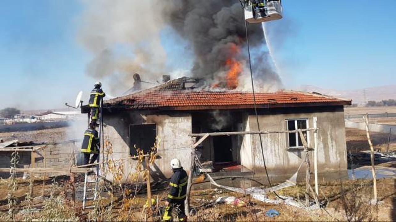 Babasıyla tartıştı, evlerini benzin d&ouml;k&uuml;p yaktı