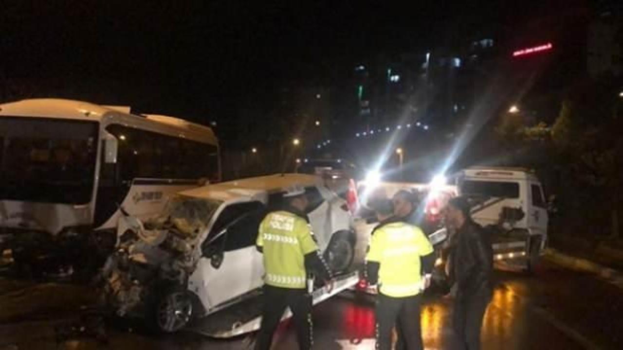 Gemlik'te işçileri taşıyan panelvan minibüs kaza yaptı: 13 yaralı 