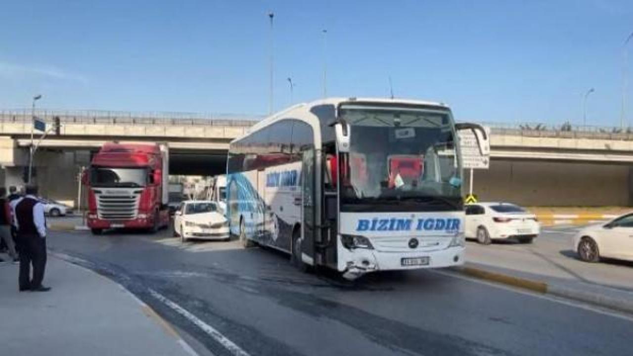Genel Sultanbeyli'de otomobil otobüse çarptı
