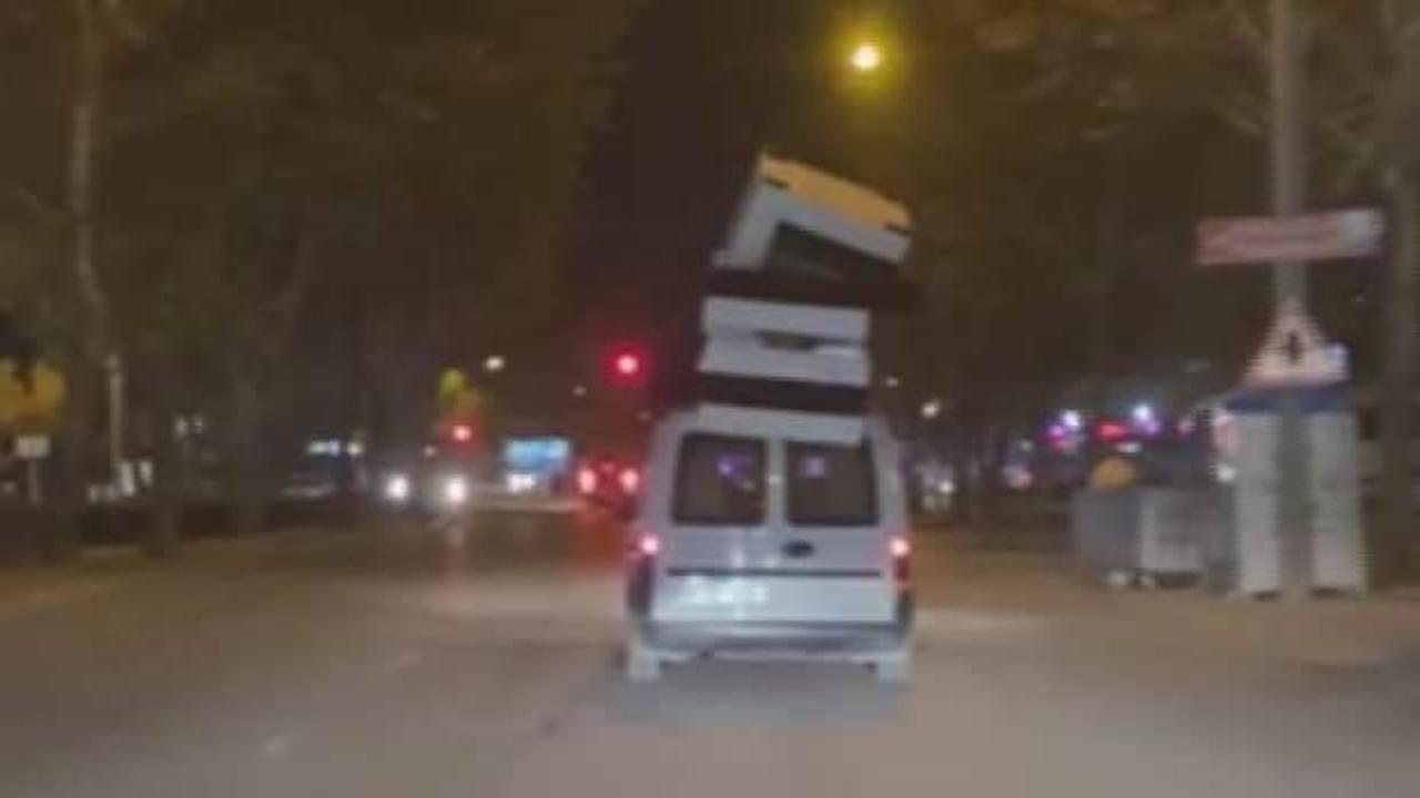 Hafif ticari araç üzerinde koltuk taşıdı! Görüntüler sosyal medyaya düşünce ceza yedi