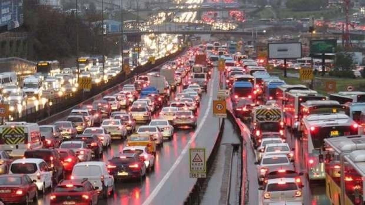 İstanbul'da ara tatil trafiği kilitledi