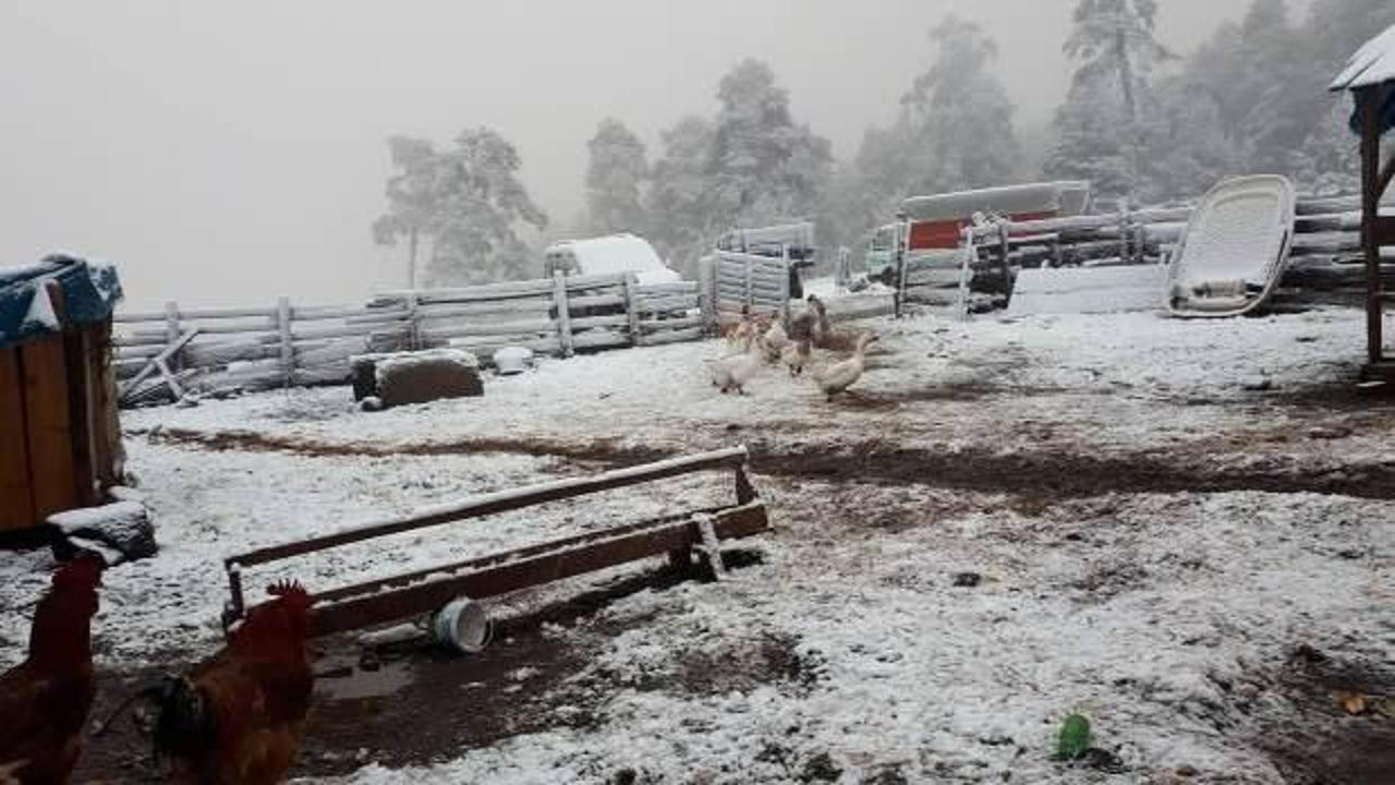 Karab&uuml;k&rsquo;e yılın ilk karı d&uuml;şt&uuml;, yaylalar beyaz &ouml;rt&uuml;ye b&uuml;r&uuml;nd&uuml;