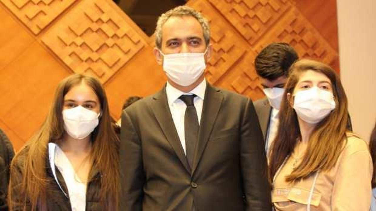 Milli Eğitim Bakanı Özer, Ankara'da  Hakkarili öğrencilerle buluştu