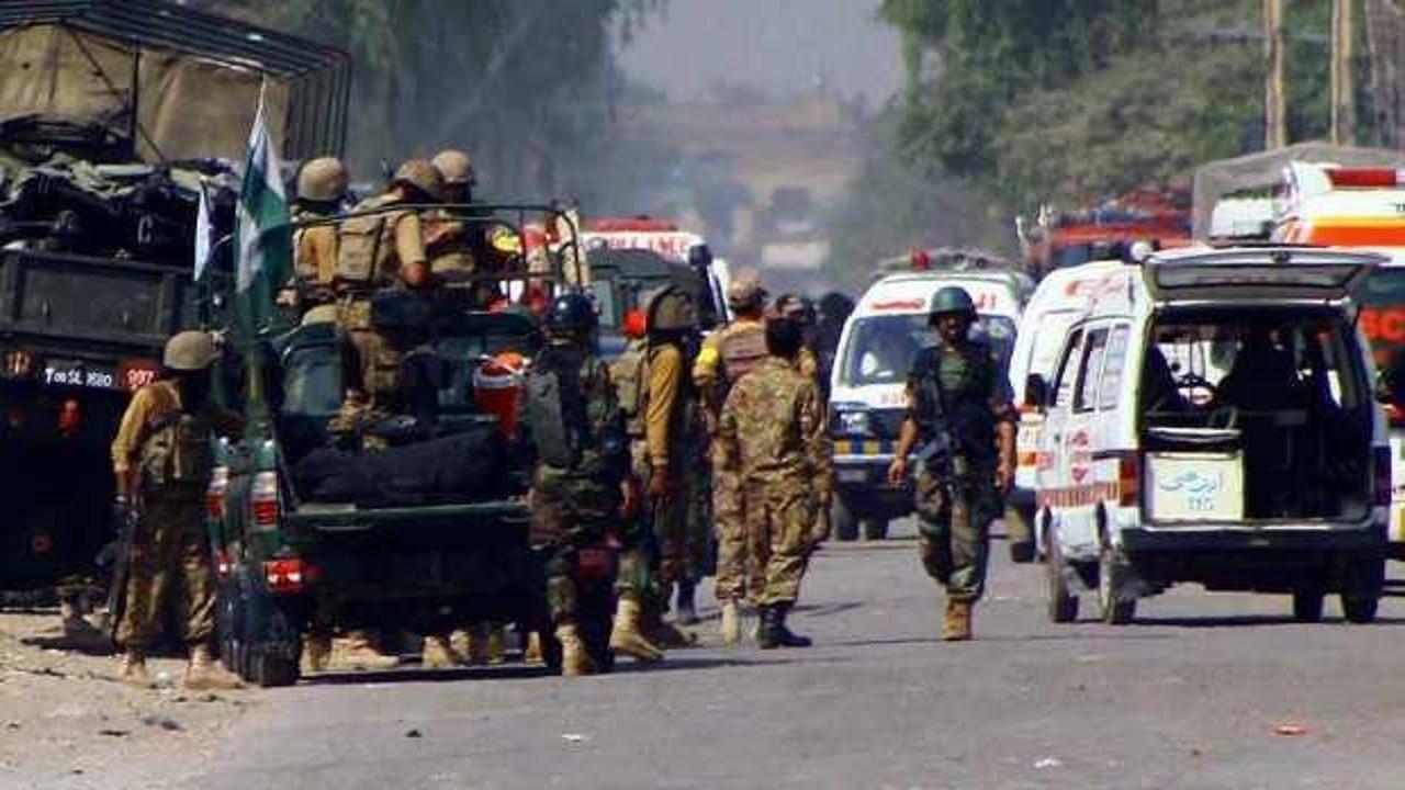 Pakistan’daki bombalı saldırı: 2 polis öldü!