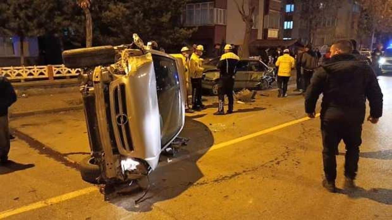 Önce park halindeki araçlara çarptı sonra yan yattı: 1 yaralı