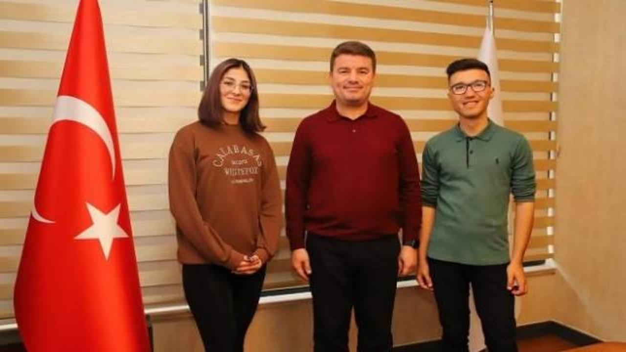 Aksaray &Uuml;niversitesi &ouml;ğrencileri sordu Başkan Din&ccedil;er cevapladı