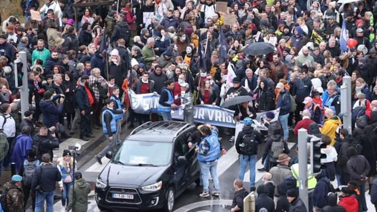 Brüksel'de 35 bin kişilik kovid-19 protestosu
