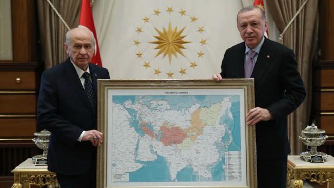 Cumhurbaşkanı Erdoğan ve Bahçeli, Türk Dünyası Haritası ile poz verdi