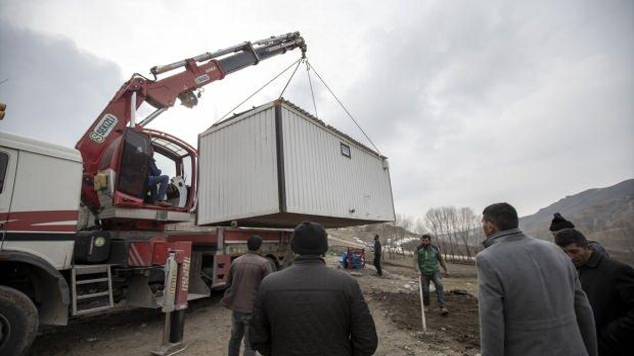 Erzurum'daki depremde evleri hasar g&ouml;renlere konteyner ulaştırıldı