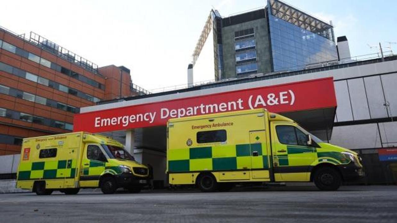 İngiltere'de "sıradan bir gün!" Ambulanstaki hastalar hastane önünde beklerken öldü