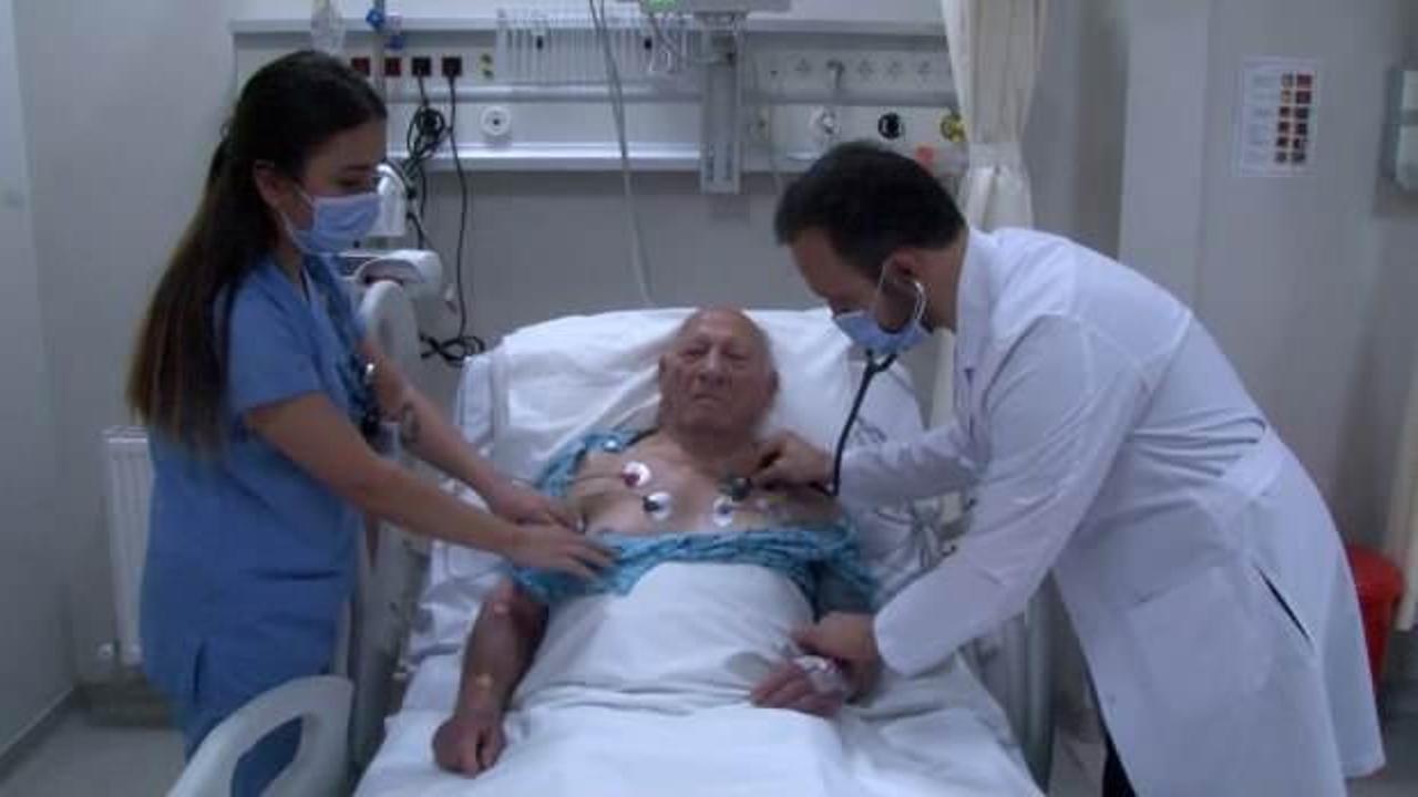 Kalp krizi geçiren 93 yaşındaki yaşlı adam koldan anjiyo yapılarak hayata tutundu