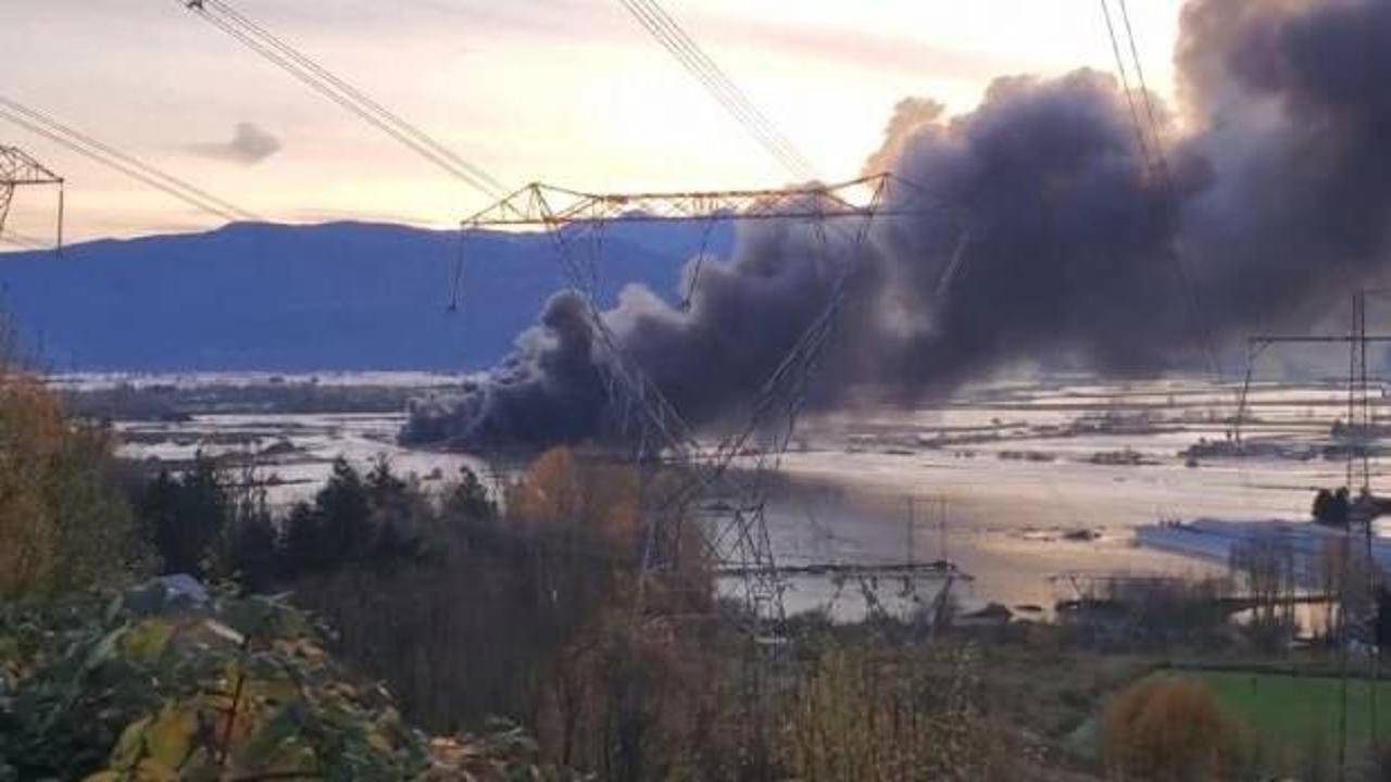 Kanada'da selin ortasında kalan otoparkta büyük yangın