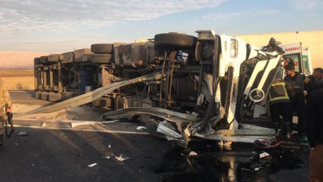 Mardin&rsquo;de korkutan kaza! TIR devrildi