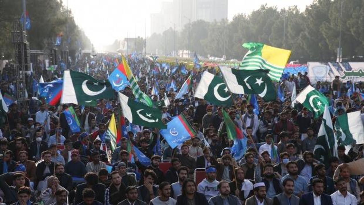 Pakistan'da 10 bin öğrenciden "eğitimde adalet" protestosu