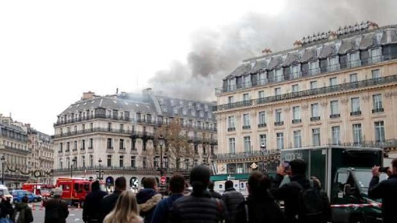 Paris'te tarihi binada yangın!