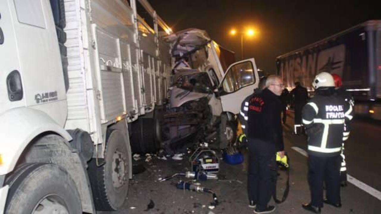 TEM’de kamyonet lastiği patlayan kamyona ok gibi saplandı: 1 ölü