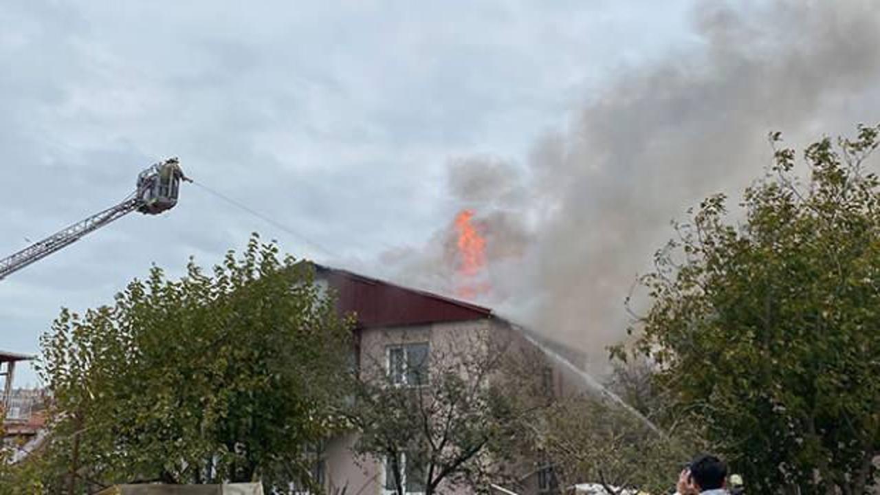 Üsküdar'da binanın çatısı alev alev yandı