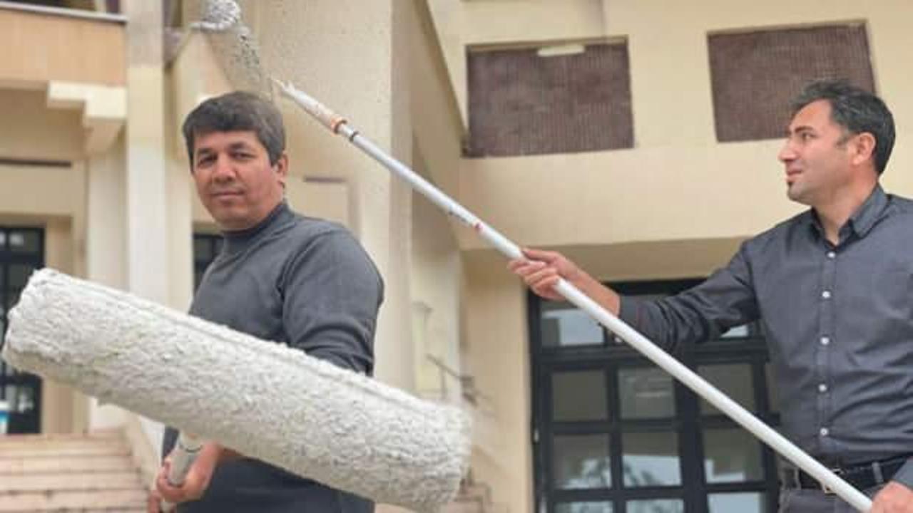 Fedakar öğretmenler takdir topladı! Gündüz okulda, akşam tadilatta