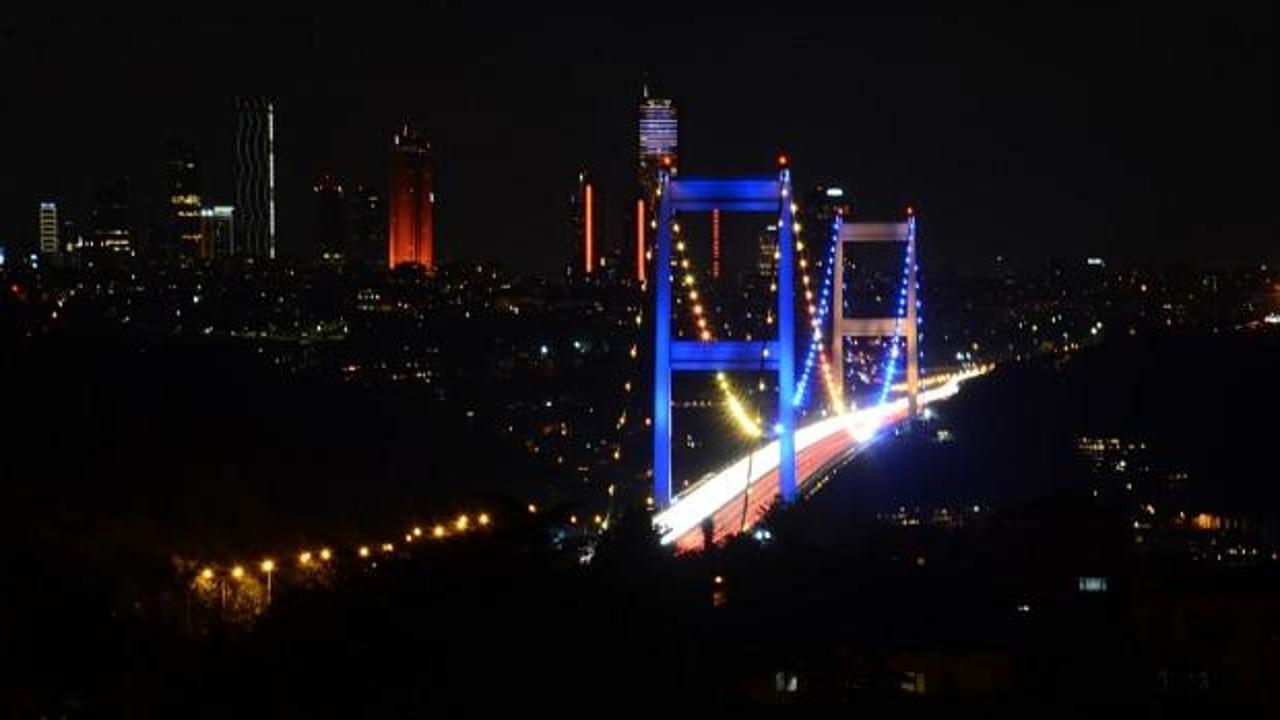 FSM Köprüsü, Bosna Hersek bayrağının renklerine büründü
