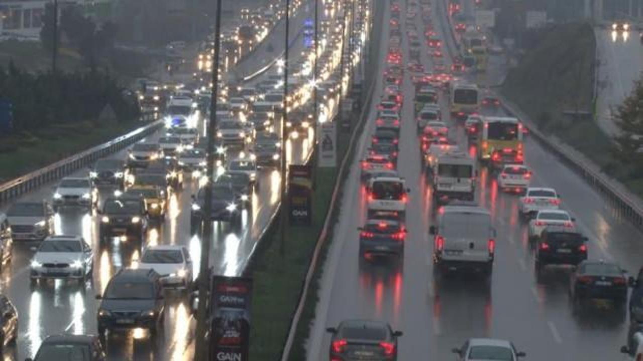 İstanbul'da kuvvetli yağış: Trafik kilitlendi