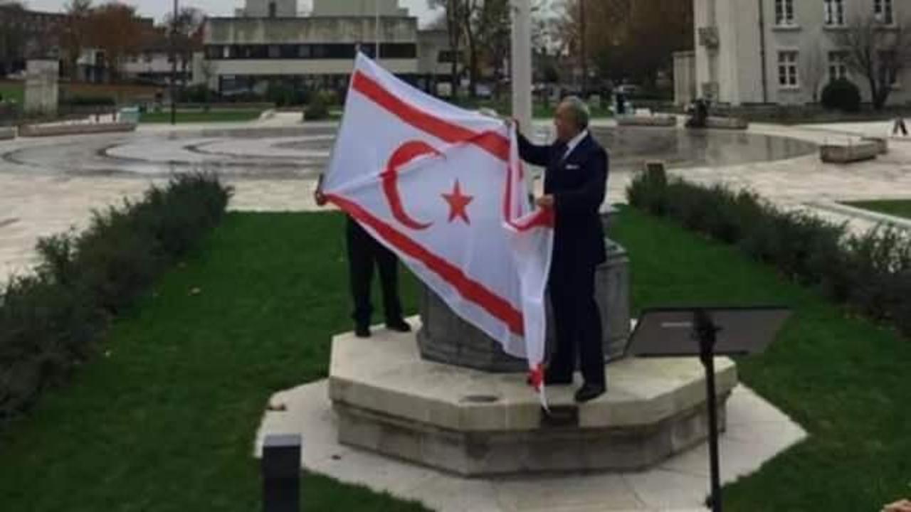 Kıbrıslı Türkler, KKTC bayrağını indirten belediye başkanının istifasını istiyor