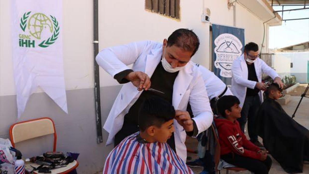 Türkiye'den giden gönüllü berberler İdlib'deki 110 yetimi tıraş etti
