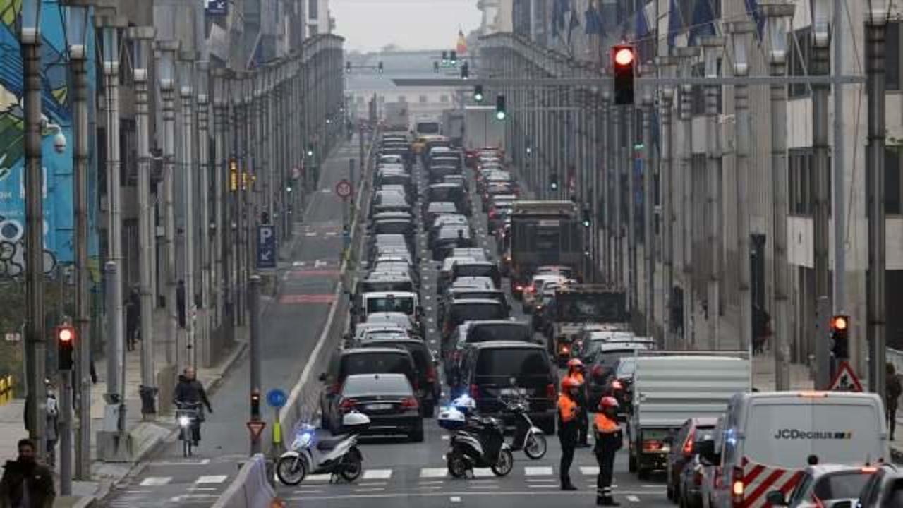 Uber sürücüleri Brüksel'de trafiği kilitledi