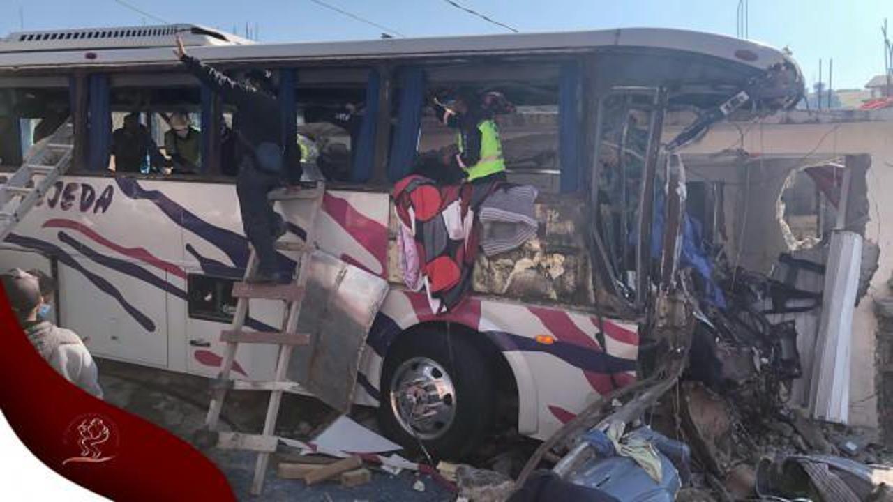 Meksika'da yolcu otobüsü eve girdi: 19 ölü, 30 yaralı