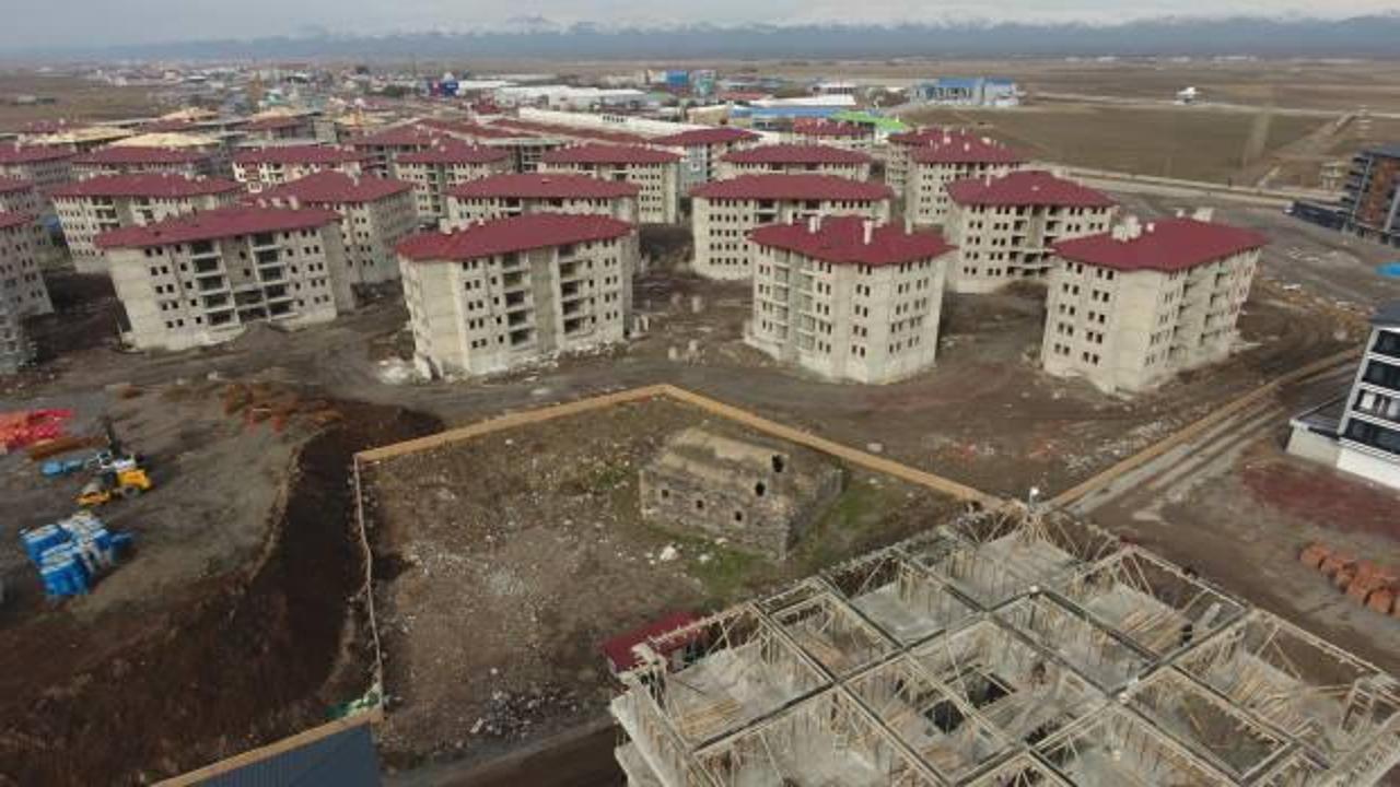 231 yıllık kiliseyi g&ouml;ren şaşıyor! Konutların arasında harabe halde kaldı   