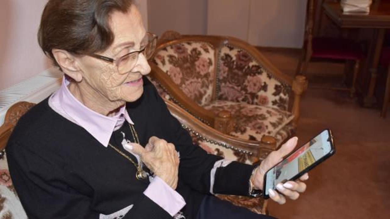 68 yıllık hayat arkadaşı i&ccedil;in 92 yaşında k&uuml;t&uuml;phane kurdu!