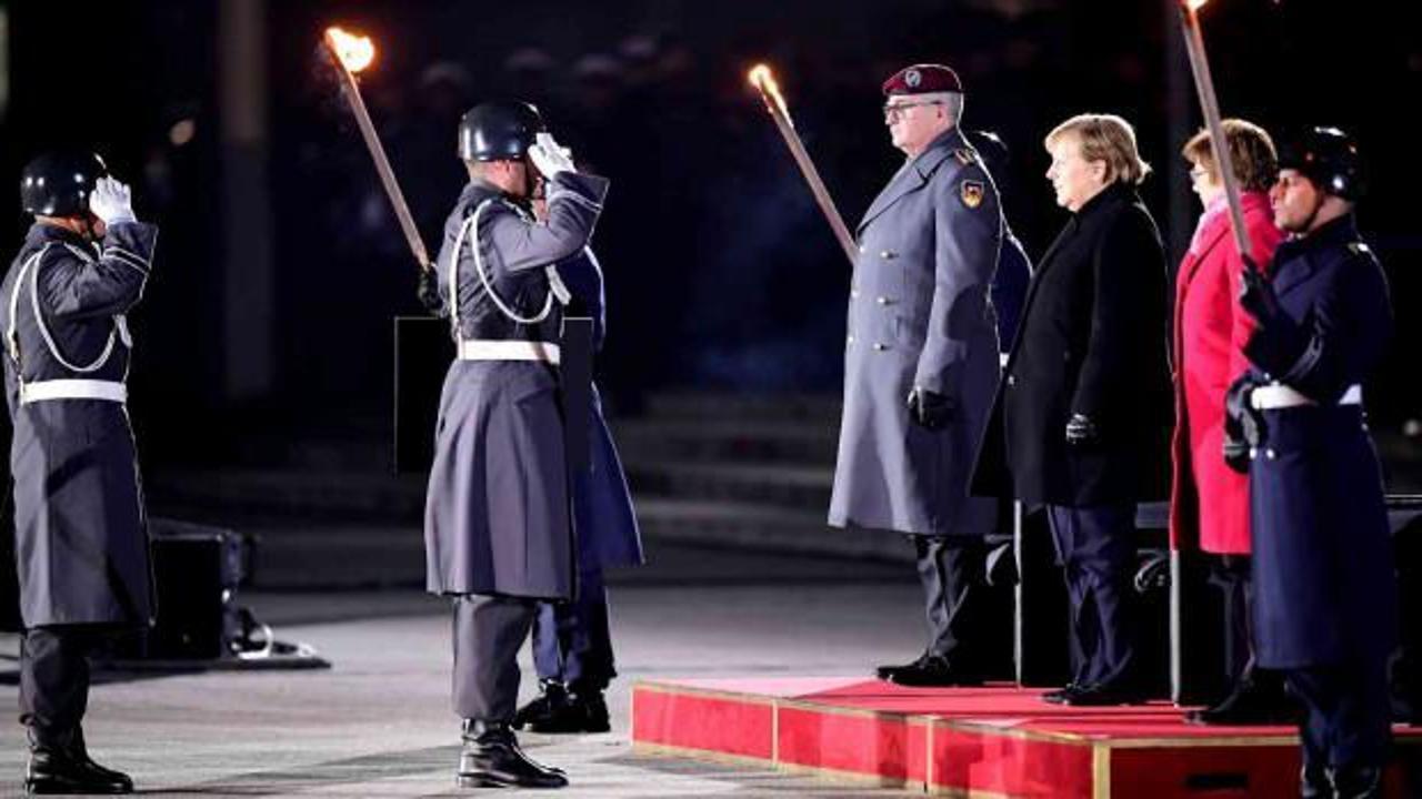 Almanya Başbakanı Merkel'e askeri veda töreni 