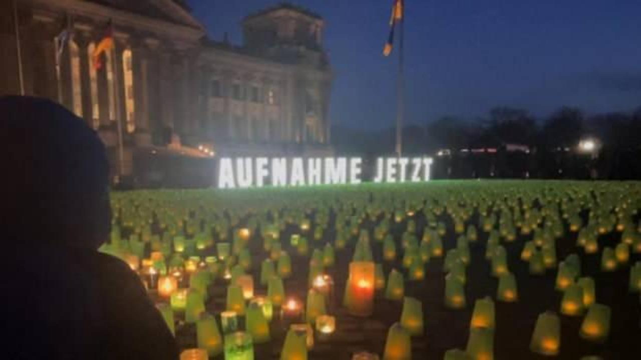Almanya Federal Meclisi önünde mülteciler için binlerce mum yakıldı
