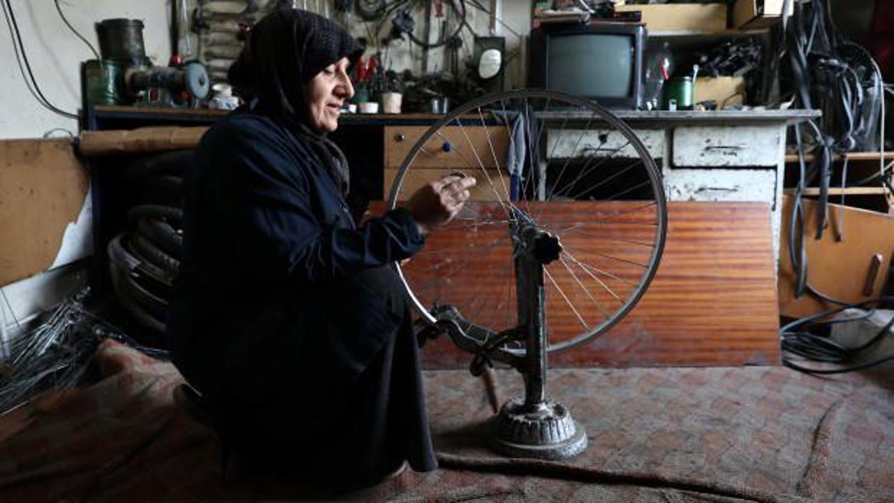 Konya'da 56 yaşındaki 'Bisikletçi Anne' 30 yıldır evini tamircilikle geçindiriyor