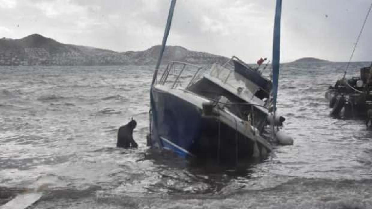 Bodrum'da fırtına: Tekneler karaya oturdu, iskeleler söküldü