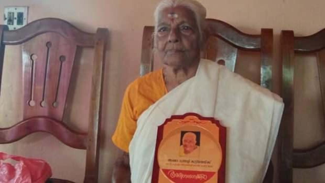 Hindistan’da 104 yaşındaki kadın okuma yazma öğrendi